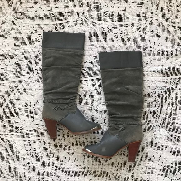 1980s KINNEY Gray Leather High Heeled Boots - Boho Boots - Wood Stacked Heel - Picture 4 of 9
